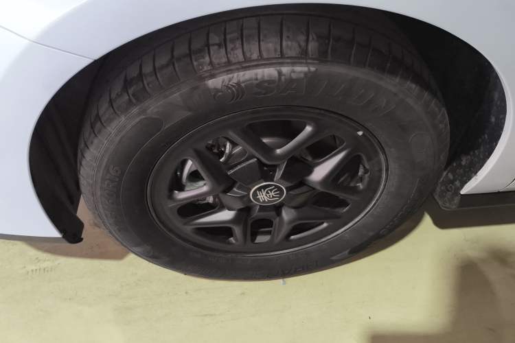 Used BYD Qin PLUS 2025 DM-i Smart Drive 55KM Leading Model Left Front Wheel Hub