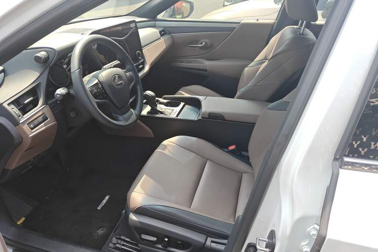 Used Lexus ES 2025 200 Premium Edition Left Front Seat