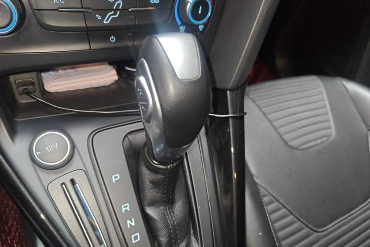 Used Ford Focus 2018 Sedan Classic 1.6L Automatic Trendy SmartDrive Edition Gear Lever
