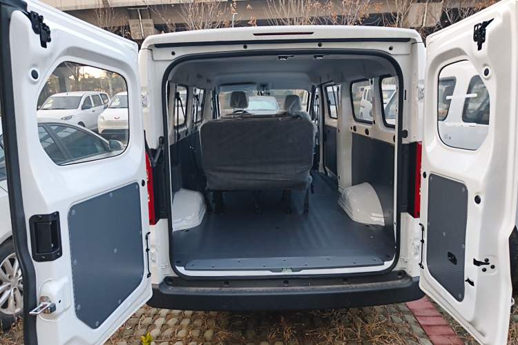 Used Wuling Yangguang 2024 300KM Comfort Version Passenger Van 75kW