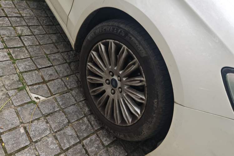 Used Ford Mondeo 2013 2.0L GTDi 200 Luxury Model Right Front Wheel Hub