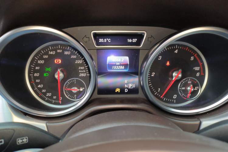 Used Mercedes-Benz GLE 2016 GLE 300 d 4MATIC Odometer Close Up