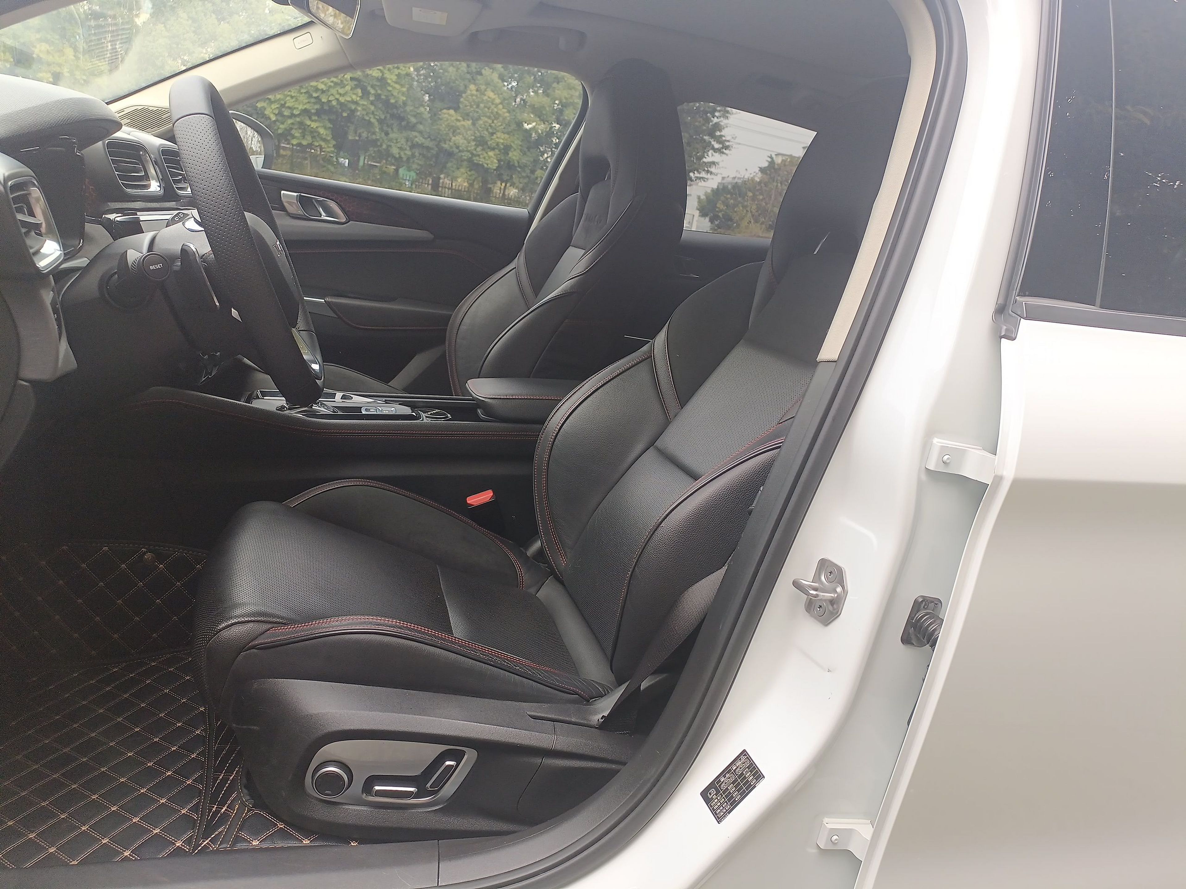 Переднее сиденье в автомобиле