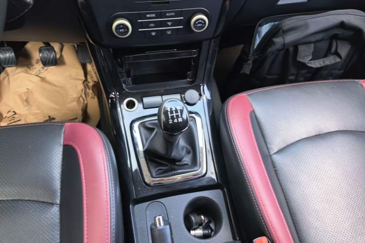 Used HYOSOW S3 2015 1.5L Luxury Model China V Standard Gear Lever