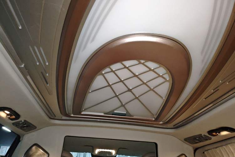 Used Mercedes-Benz V-Class 2022 V 260 Avantgarde Edition Headliner