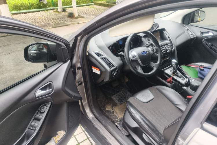 Used Ford Focus 2012 Sedan 1.6L Automatic Fashion Edition
