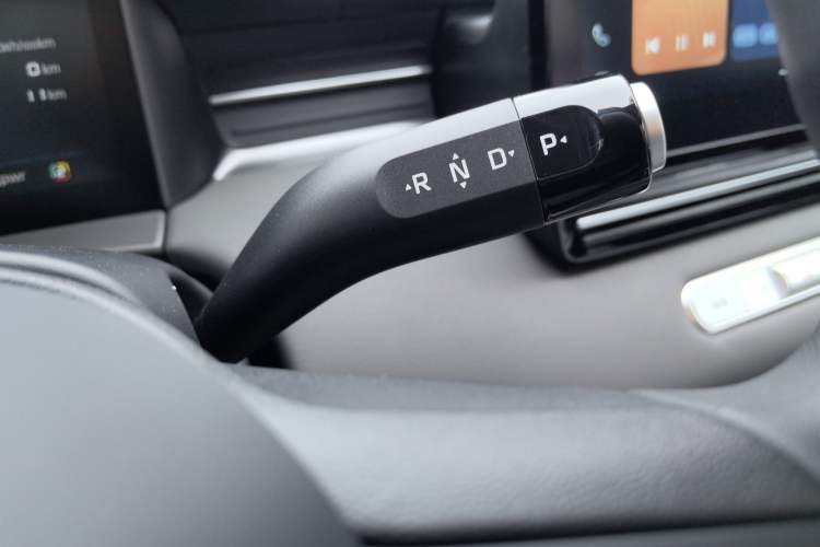 Used Roewe D6 2025 450 km Premium Edition Gear Lever