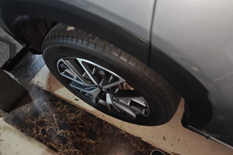 Used GAC Trumpchi GS8 2022 Flagship Series 2.0 TGDI Four-Wheel Drive Luxury Smart Connectivity Version (6 Seats) Right Rear Wheel Hub