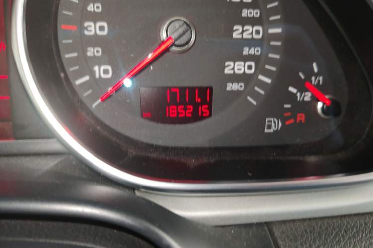 Used Audi Q7 2011 3.0 TFSI Comfort (200kW) Odometer Close Up