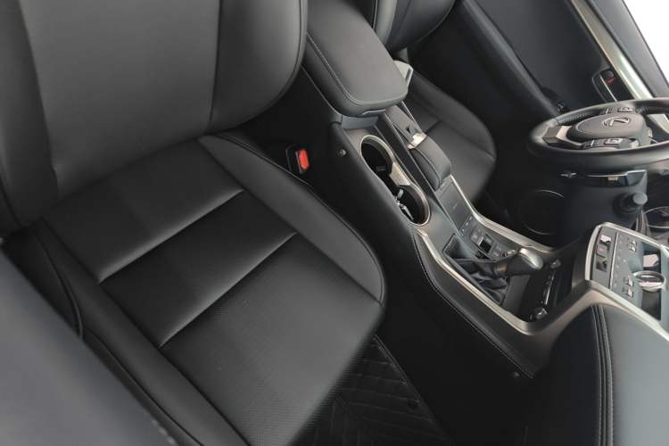 Used Lexus NX 2020 200 Front-Wheel Drive Freeline Edition China VI Standard Right Front Seat