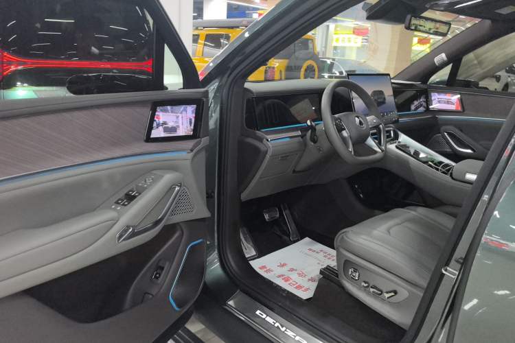 Used Denza N9 2025 Flagship Model

