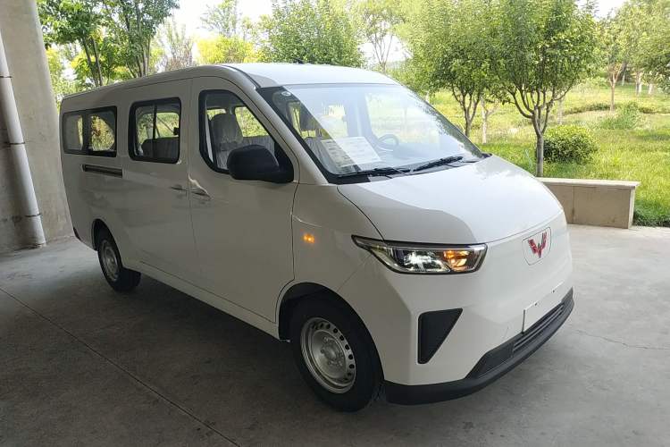 Used Wuling Yangguang 2024 300KM Comfort Version Passenger Van 75kW