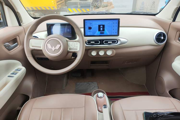 Used Wuling Hongguang MINIEV 2025 Four-Door Version Advanced Edition Center Console