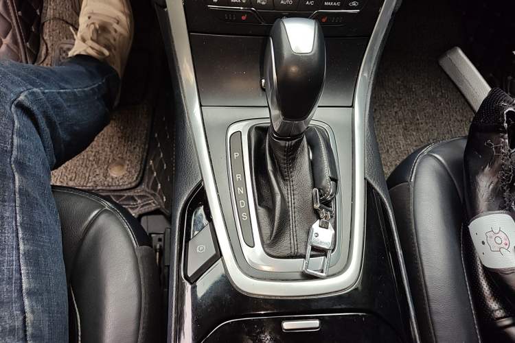 Used Ford Edge 2015 2.0T GTDi Two-Wheel-Drive High-Line Version
