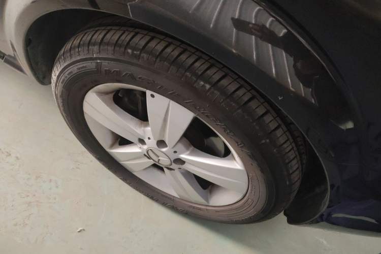 Used Mercedes-Benz Viano 2013 3.0L Hospitality Edition Right Front Wheel Hub