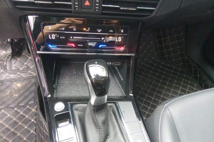 Used Volkswagen Passat 2024 380TSI Dragon Glory Edition Gear Lever