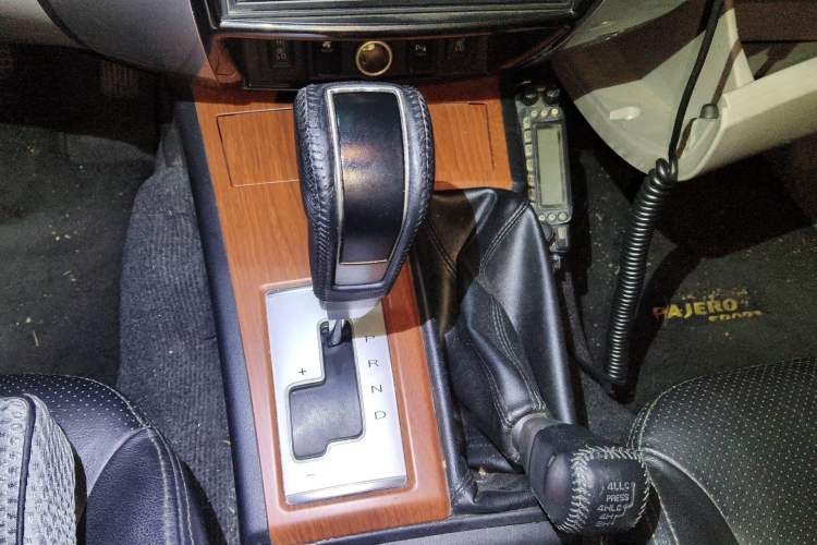 Used Mitsubishi Pajero Sport 2013 3.0L Automatic 4x4 Flagship Edition Gear Lever