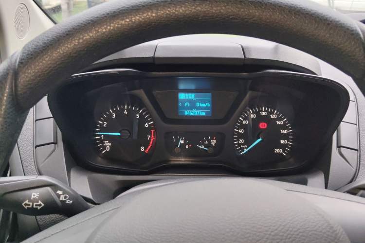 Used Ford Transit 2022 2.0T Gasoline Automatic Multi-Function Commercial Vehicle Mid-axle Low-Roof Design with Dual Rear Doors Meeting China VI Emission Standards