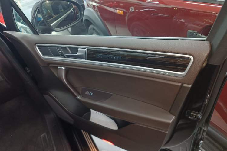 Used Volkswagen Touareg 2016 3.0 TSI High-End Version Right Front Door Interior
