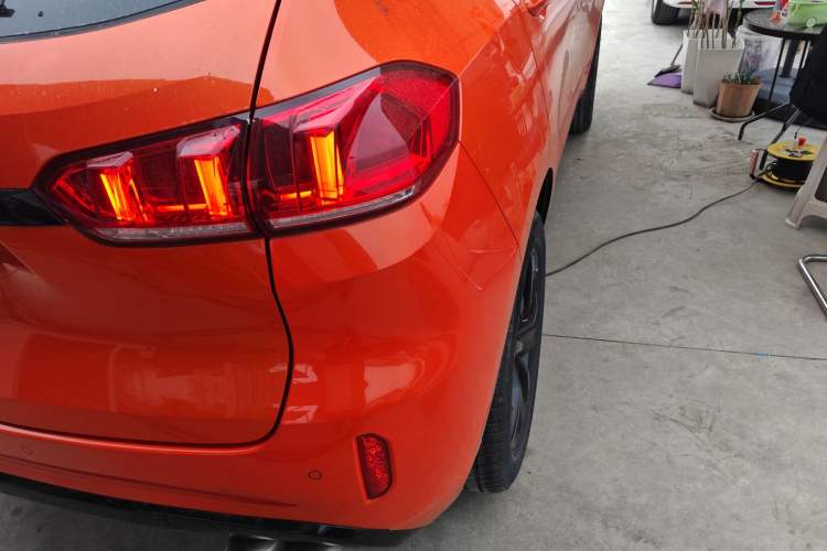 Used Wey VV5 2019 1.5T Two-Wheel-Drive Orange Edition Limited Model
