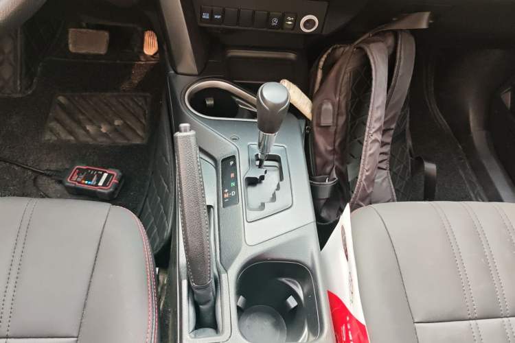 Used Toyota RAV4 2016 2.0L CVT Two-Wheel Drive Fashion Edition China V Standard Gear Lever