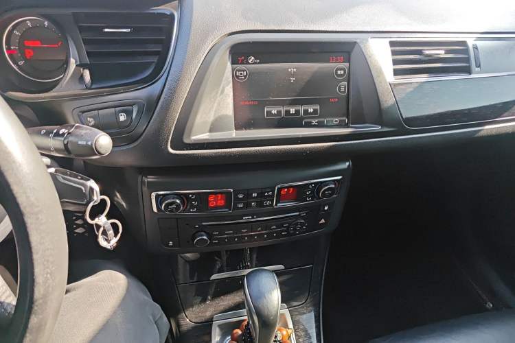 Used Citroen C5 2014 2.0L Automatic Luxury Edition Audio And AC Panel