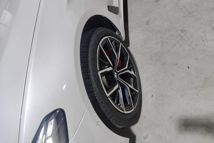 Used BMW 5 Series 2022 Second Facelift 530Li Luxury Version M Sport Package Left Front Wheel Hub