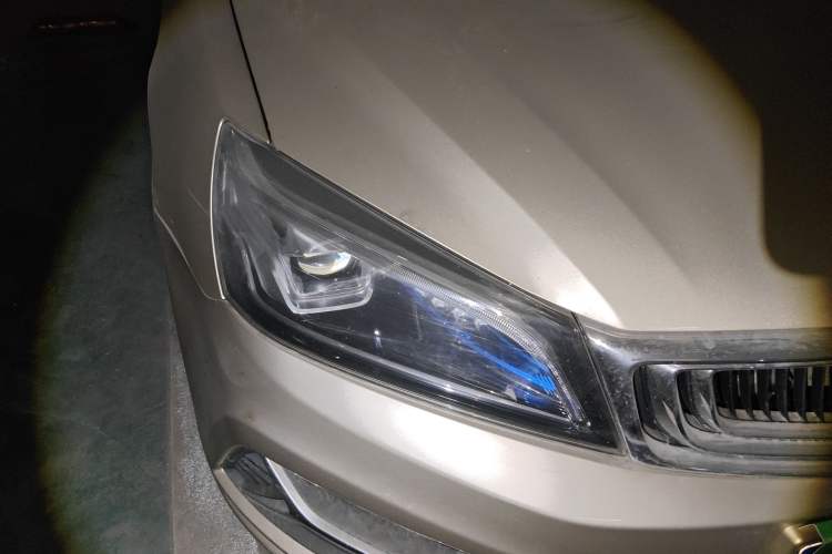 Used Geely Auto Emgrand 2019 Leading Edition 1.5L CVT Upward-Connected Model China VI Standard Right Front Headlight