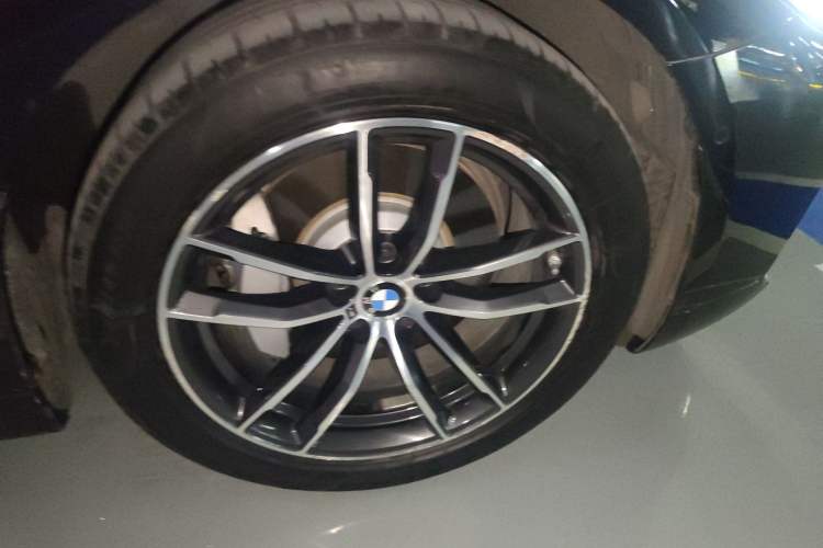 Used BMW 5 Series New Energy 2021 Restyled 535Le Pioneer Edition M Sport Package Right Front Wheel Hub