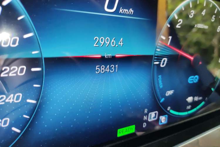 Used Mercedes-Benz E-Class New Energy 2022 Second Facelift E 350 e L Plug-in Hybrid Sedan Odometer Close Up