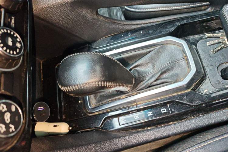 Used JMC Yusheng S350 2016 2.0T Automatic All-Wheel Drive Gasoline Ultra-Luxury 5-Seater Gear Lever