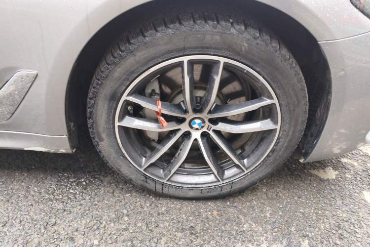 Used BMW 5 Series New Energy 2021 Restyled 535Le M Sport Package Right Front Wheel Hub