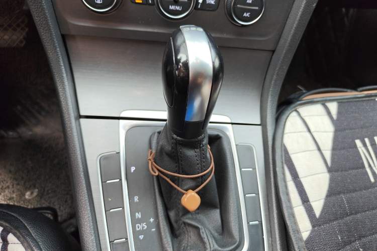 Used Volkswagen Golf 2016 230TSI Automatic Comfort Version Gear Lever