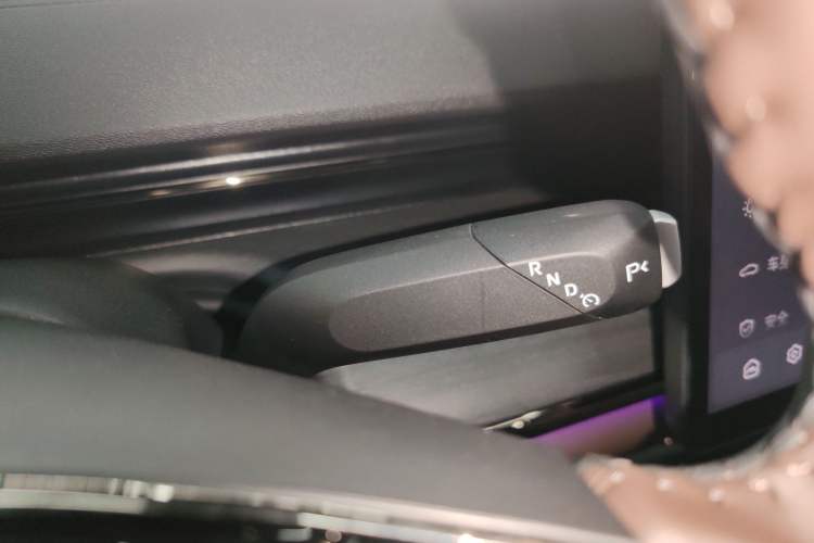 Used CHANGAN NEVO A07 2025 Blue Whale Extended-Range 230 Prestige Model Gear Lever