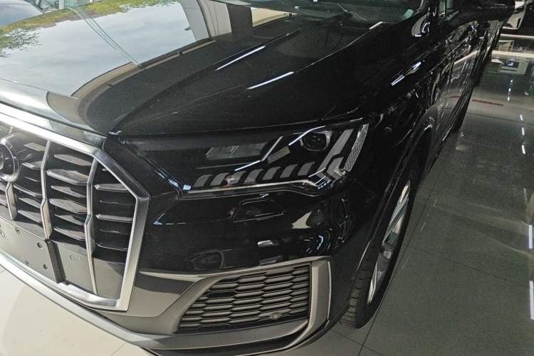 Used Audi Q7 2023 45 TFSI quattro S line Sport model Left Front Headlight
