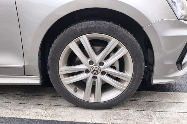 Used Volkswagen Sagitar 2018 280TSI DSG Ignite Edition Right Front Wheel Hub