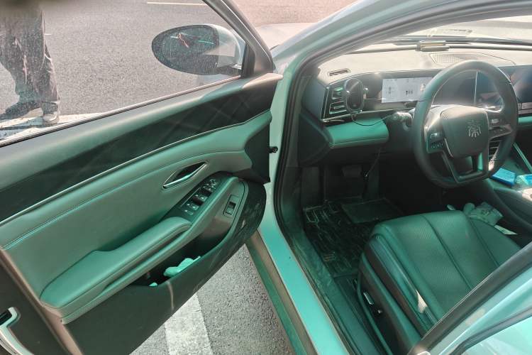 Used BYD Qin L 2025 DM-i Smart Drive 120KM Leading Model
