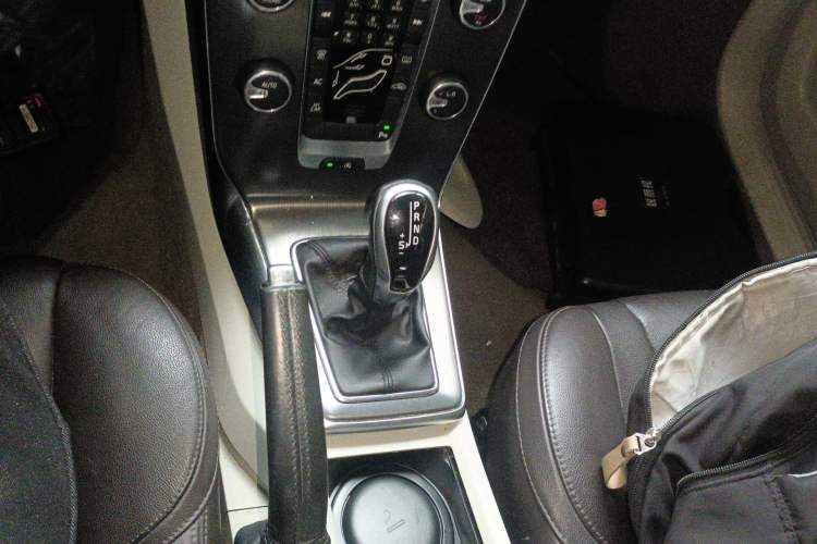 Used Volvo V40 2015 1.6T Zhiyi Edition
