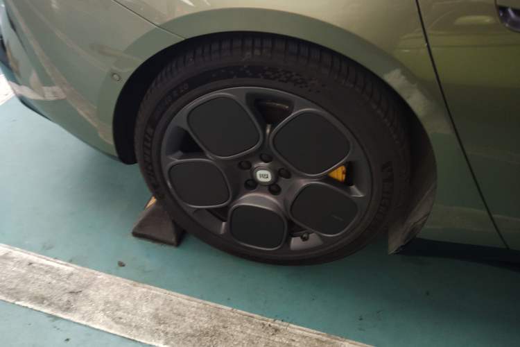 Used Xiaomi Auto SU7 2024 Four-Wheel Drive Ultra-Long Range Advanced Intelligent Driving Max Edition Right Rear Wheel Hub