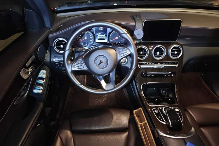 Used Mercedes-Benz GLC 2019 GLC 260 L 4MATIC Luxury Model Steering Wheel
