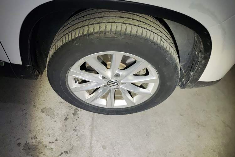 Used Volkswagen Tiguan 2017 300TSI Automatic Two-Wheel Drive Silk Road Luxury Edition Right Front Wheel Hub