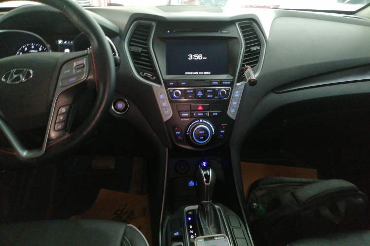 Used Hyundai Santa Fe 2017 2.0T Automatic All-Wheel Drive Smart 7-Seater Audio And AC Panel