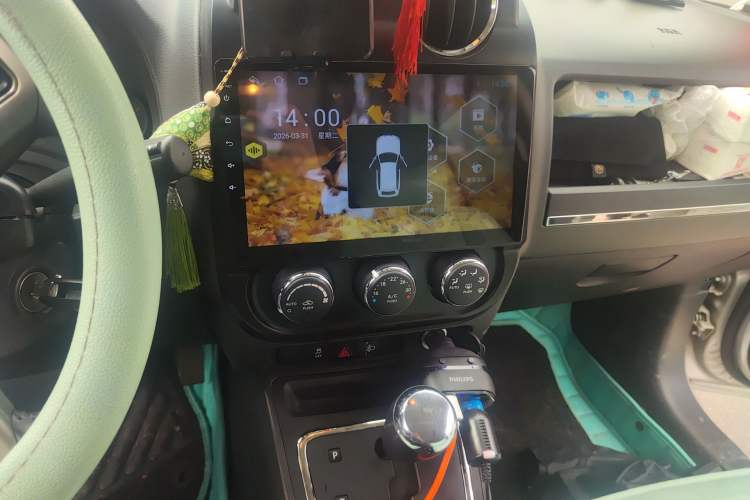 Used Jeep Compass 2011 2.4L four-wheel-drive sport version Audio And AC Panel