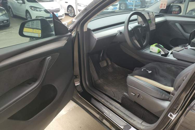 Used Tesla Model Y 2023 Rear-Wheel-Drive Version
