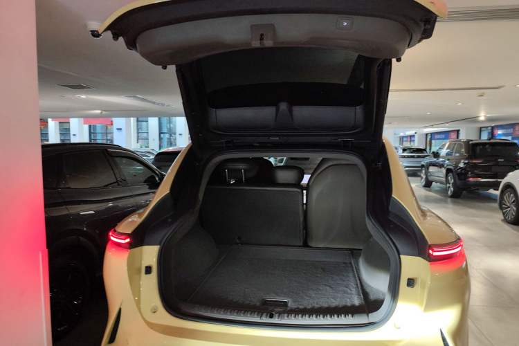 Used IM LS7 2023 90 kWh Elite Rear-Drive Version
