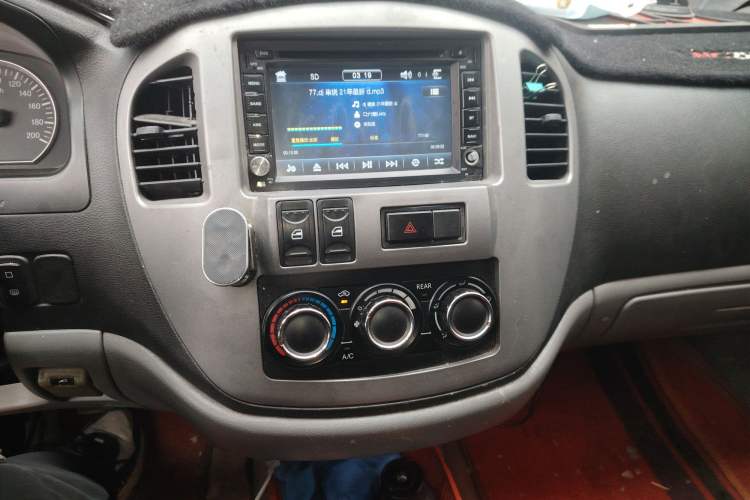 Used FORTHING Lingzhi 2014 M3 1.6L 7-Seater Luxury Model Audio And AC Panel