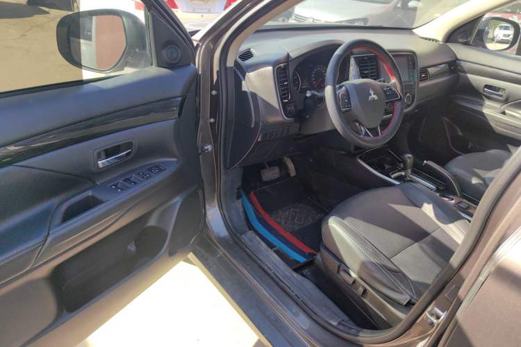 Used Mitsubishi Outlander 2017 2.0L Two-Wheel Drive Glory Edition 5 Seats