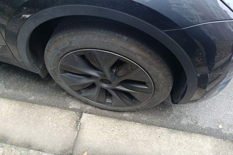 Used Tesla Model Y 2024 Rear-Wheel-Drive Version Right Front Wheel Hub