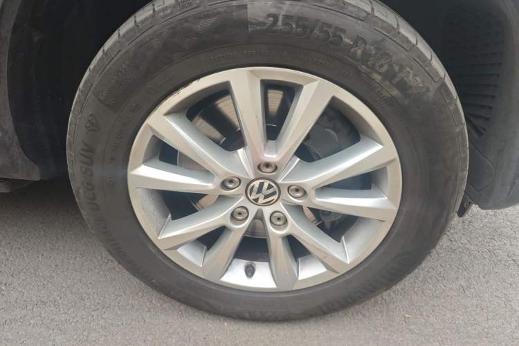 Used Volkswagen Touareg 2017 3.0 TSI Touareg Model Right Front Wheel Hub