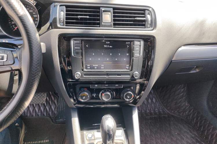 Used Volkswagen Sagitar 2018 180TSI DSG Prestige Edition Audio And AC Panel